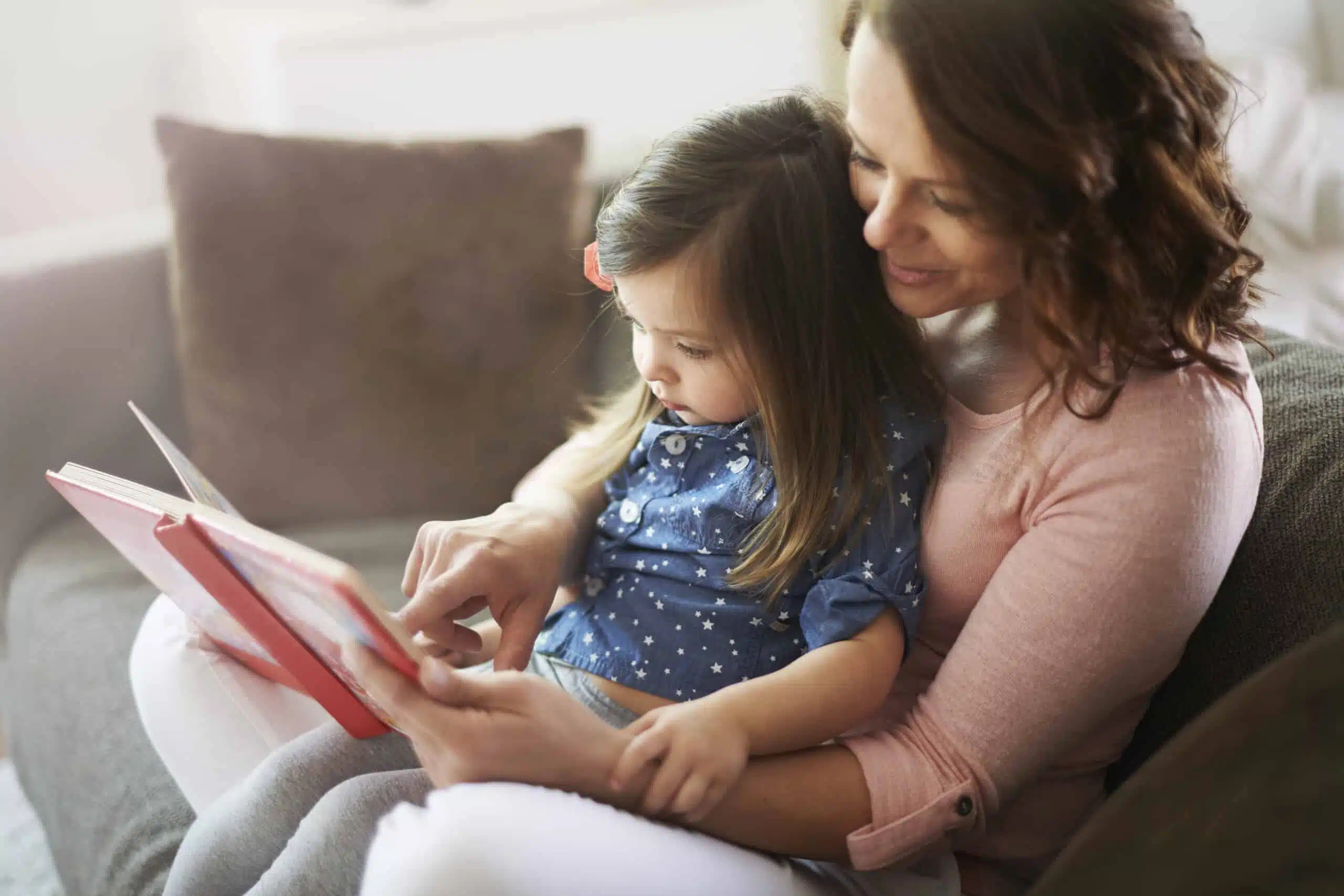Enfants lisant un livre